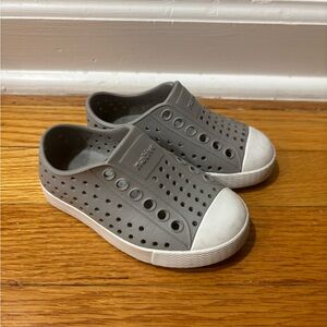 Native gray water shoes boys size 5